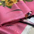 Coupon de tissu en twill de soie imprimé motif lapin feuillage en paneau sur fond rose 2,30m x 1,40m