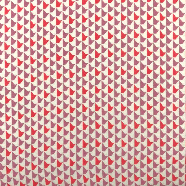 Coupon of georgette crepe fabric with pink geometric print on white background 1,50m x 3m x 1,40m