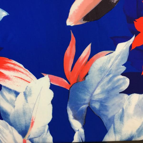 Coupon of silk crepe de chine with giant floral print on electric blue background 1,50m or 3m x 1,40m