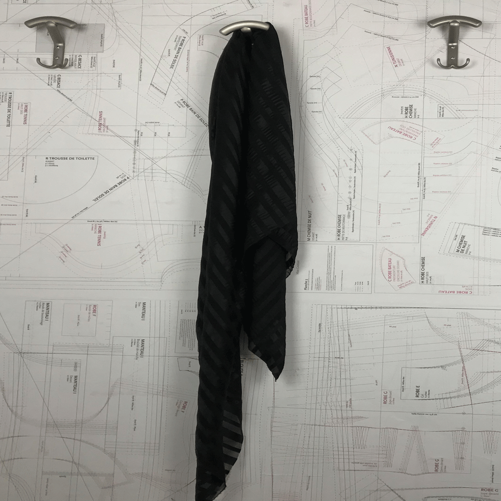 Coupon de tissu Jawhara en soie à rayures noires 3m x 1,40m
