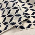 Coupon de tissu crêpe de chine en soie à motif graphique bleu indigo sur fond blanc cassé 1,50m ou 3m x 1,40m