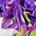 Coupon de tissu crêpe de viscose à motifs feuilles violettes sur fond vert 1,50m ou 3m x 1,40m