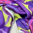 Coupon de tissu crêpe de viscose à motifs feuilles violettes sur fond vert 1,50m ou 3m x 1,40m