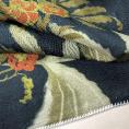 Coupon de tissu en twill de soie et viscose avec imprimé fleurs et feuillages sur fond bleu ardoise foncé 1,50m ou 3m x 1,40m