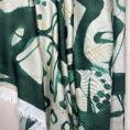 Coupon de tissu en twill de soie et viscose avec un imprimé abstrait en encre verte sur fond vert pâle 1,50m ou 3m x 1,40m