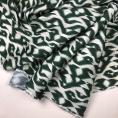 Coupon de tissu toile de viscose satinée à motifs verts foncés aux bords flous sur fond blanc cassé 1,50m ou 3m x 1,40m