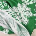 Coupon de tissu en viscose à motifs fleurs blanc sur fond vert 1,50m ou 3m x 1,40m