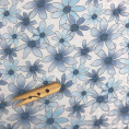 Coupon de tissu en voile de polyester jacquard aux fleurs bleus sur fond bleu pâle 1,50m ou 3m x 1,40m
