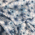 Coupon de tissu en voile de polyester jacquard aux fleurs bleus sur fond bleu pâle 1,50m ou 3m x 1,40m