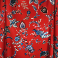 Coupon de tissu en twill de polyester imprimé fleurs bleues sur fond rouge 1m50 ou 3m x 1,40m