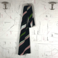 Coupon de tissu polyester rayures roses et vertes sur fond noir 1,50m ou 3m x 1,40m