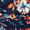 Coupon de tissu voile de polyester texturé aux fleurs tropicales multicolores sur fond bleu indigo 1,50m ou 3m x 1,40ms