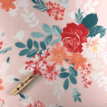 Coupon de tissu en polyester aux motifs riche en fleurs sur fond rose clair 1,50 ou 3m x 1,40m
