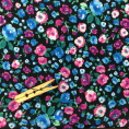 Coupon de tissu en crêpe de viscose au motif fleuri dans les tons de bleu sur fond noir 3m ou 1m50 x 1,40m
