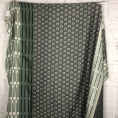 Coupon de tissu en toile de viscose motifs abstraits dans les tons de vert 1,50m ou 3m x 1,40m