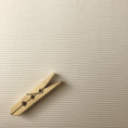 Coupon de tissu en viscose et coton rayé blanc en relief sur un fond gris perle 1,50m ou 3m x 1,40m