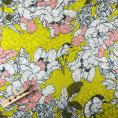 Coupon de tissu en viscose damassée à motifs fleurs stylisées sur fond vert acide 1,50m ou 3m x 1,40m