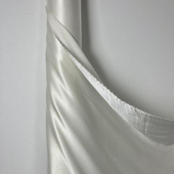 Coupon de tissu en satin de soie blanc 1m x 1,40m