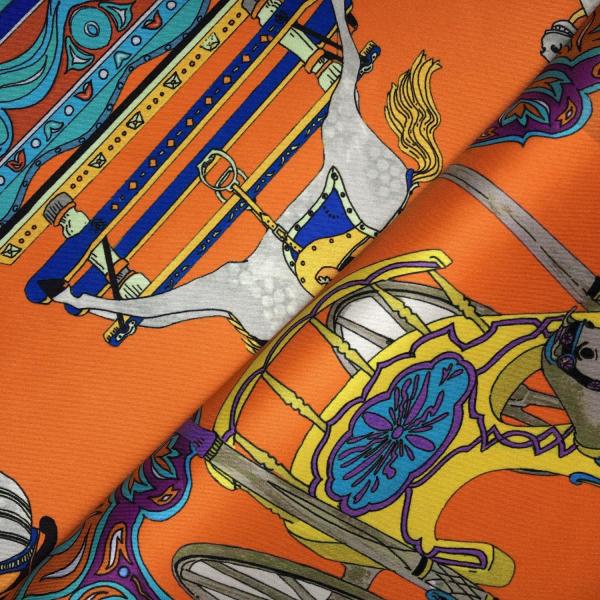 Carré de twill de soie avec un imprimé de cheval à bascule sur fond orange et bleu turquoise 1m10 x 1m