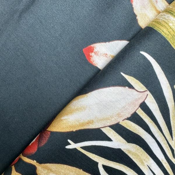 Coupon de tissu en soie et viscose a motif fleuri or et rouge sur fond noir 1,50m ou 3m x 1,40m