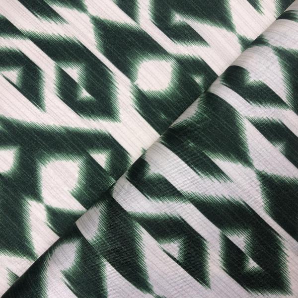 Coupon de tissu toile de viscose satinée à motifs verts foncés aux bords flous sur fond blanc cassé 1,50m ou 3m x 1,40m
