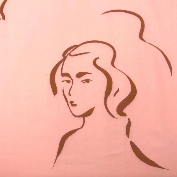 Coupon de tissu en coton à imprimés visages sur fond rose blush 1,50m ou 3m x 1,40m