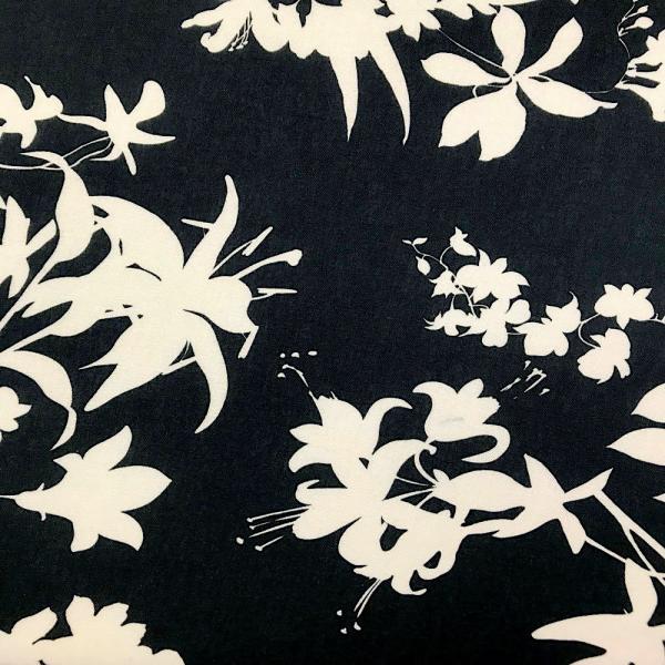 Coupon de tissu en toile de viscose et lin à imprimés floraux blancs sur fond noir 3m x 1,40m