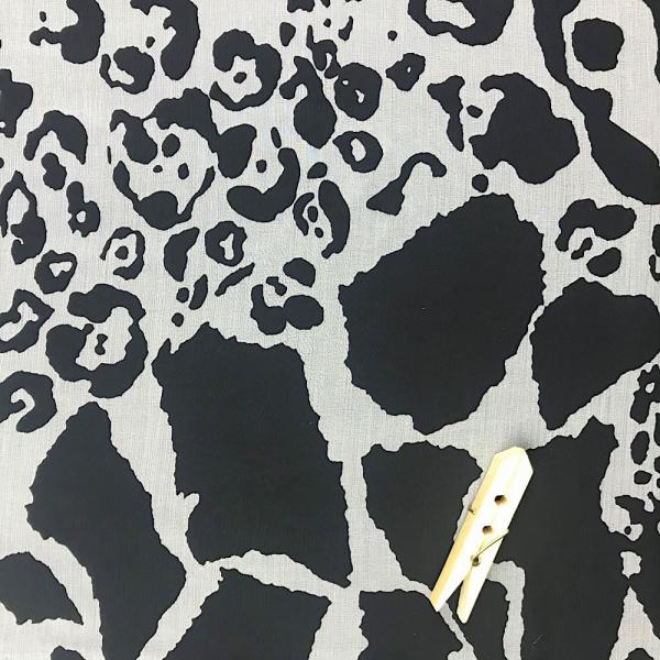 Coupon de tissu en mousseline crinkle de soie à motifs animaliers noirs sur fond blanc 1,50m ou 3m x 1,40m
