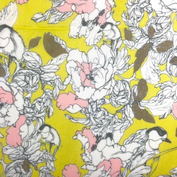 Coupon de tissu en mousseline crinkle de viscose à motifs fleurs rose et blanche sur fond jaune acide 1,50m ou 3m x 1,50m