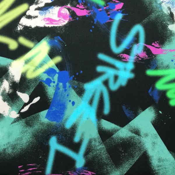 Coupon de tissu voile crêpe en viscose à imprimé graffiti multicolore sur fond noir 1,50m ou 3m x 1,40m