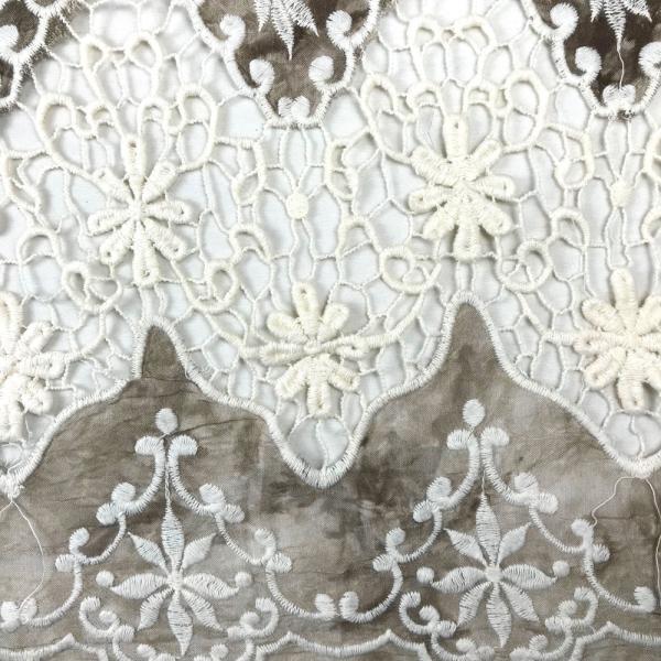 Coupon de tissu en voile de coton tie and dye couleur beige à détails dentelles blanche 1,50m ou 3m x 1,50m