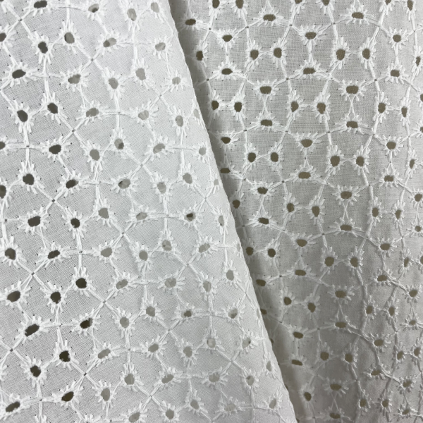 Coupon de tissu en broderie anglaise blanc cassé aux motifs ajourés 1m50 ou 3m x 1,40m