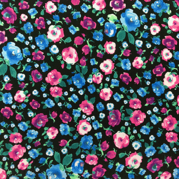 Coupon de tissu en crêpe de viscose au motif fleuri dans les tons de bleu sur fond noir 3m ou 1m50 x 1,40m
